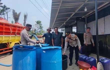 Warga Dempo Dilanda Kekeringan Polres Pagaralam Salurkan 5.000 Liter Air Bersih